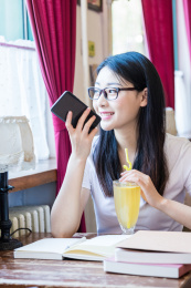 女大学生在校园