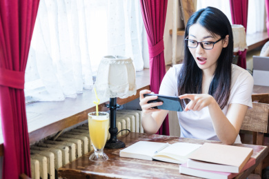 女大学生在校园