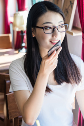 女大学生在校园