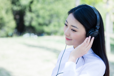 女大学生在校园