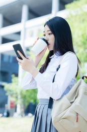 女大学生在校园