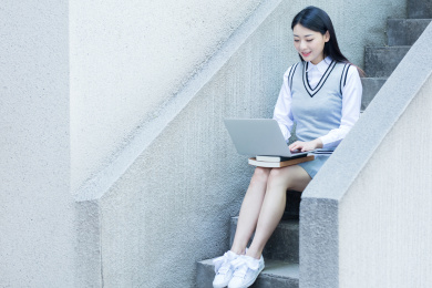 女大学生在校园