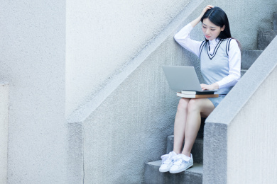 女大学生在校园