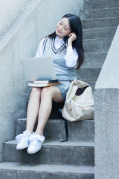 女大学生在校园