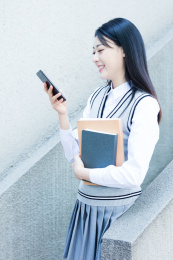 女大学生在校园