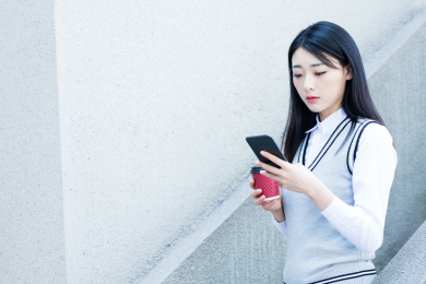 女大学生在校园