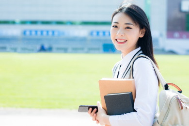 女大学生在校园