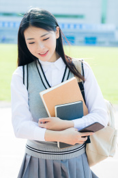 女大学生在校园