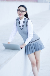 女大学生在校园