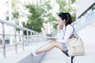 女大学生在校园