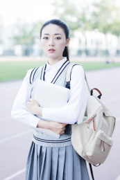 女大学生在校园