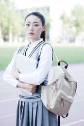 女大学生在校园