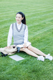 女大学生在校园