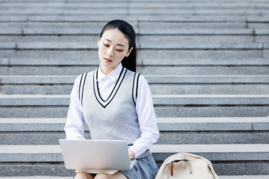 女大学生在校园