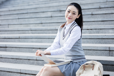 女大学生在校园