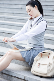 女大学生在校园