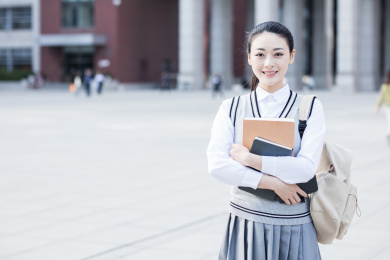女大学生在校园