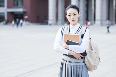 女大学生在校园
