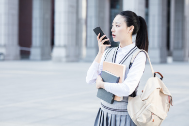 女大学生在校园
