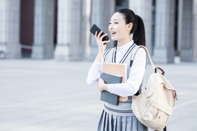 女大学生在校园