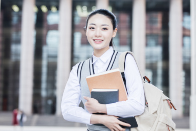 女大学生在校园