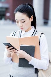 女大学生在校园