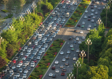 市区街道上拥堵的车辆