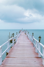 度假村 通向大海的木桥码头