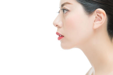 特写美容时尚亚裔女孩红色的唇膏，被隔绝在白色背景