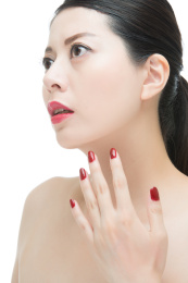 亚洲女子时尚红指甲抛光和感性的嘴唇，在白色背景孤立