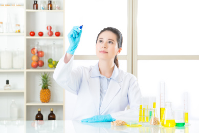 亚洲女科学家记录在实验室写玻璃结果