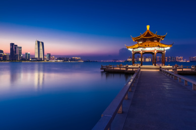 中国江苏苏州金鸡湖湖心亭夜景风光