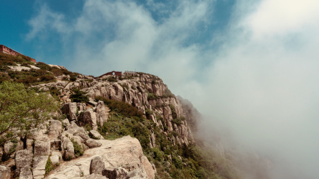 云雾中的山峰、泰山极顶自然风光