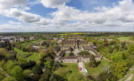 航拍剑桥大学卡莱尔学院（Clare College, Cambridge），该院创建于1326年，是剑桥大学现存学院中第二古老的学院。