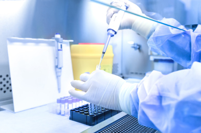 科学家在生物安全实验室做实验