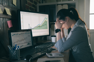 年轻女孩业务，晚上有偏头痛，而working..woman西装在现代办公台按摩头纾解压力。
