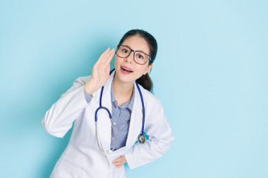 自信专业的女医生面对镜头说话的时候，她站在蓝色墙壁背景且具有良好的医疗信息保密的消息。