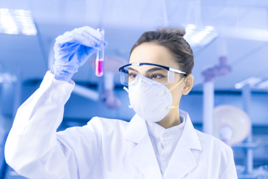 科学家在生物安全实验室内做实验