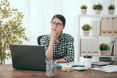年轻漂亮的女商人工人在家里工作和有困难的问题，看着空中白日梦来思考解决方案。
