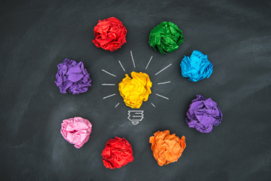 新的好点子，黑板和灯泡形状丰富多彩的纸球