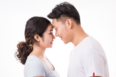 幸福的年轻夫妻看着彼此