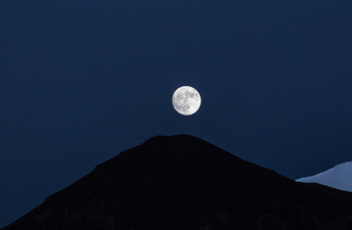 山脊线上的月亮