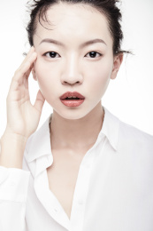 一位年轻的中国女性