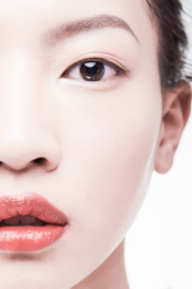 一位年轻的中国女性