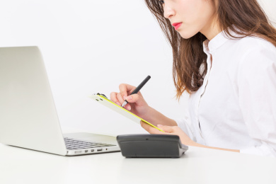 办公室里认真工作的女性白领