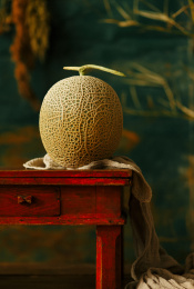 桌子上的哈密瓜