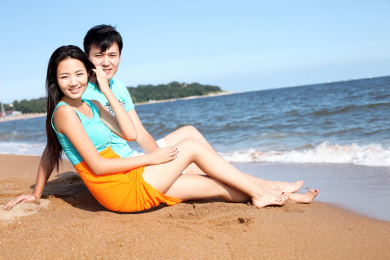 夫妇站在海边