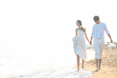 情侣在海滩婚纱