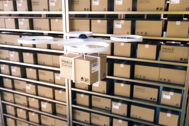 无人机在仓库中配送和分类包裹，前沿的物流管理技术。