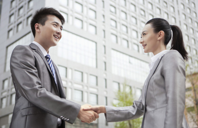 商务人士握手